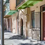 Traditional 2-Bed Terrace House In Millers Point