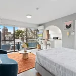 Chic Studio With Pool Overlooking The City