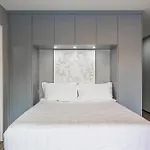Chic Studio With Pool Overlooking The City