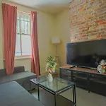 Stylish 3-Bedroom Near Darling Harbour