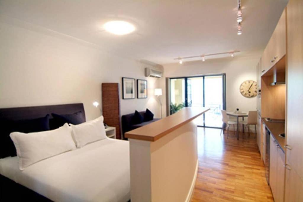 Potts Point Pet Friendly With Balcony