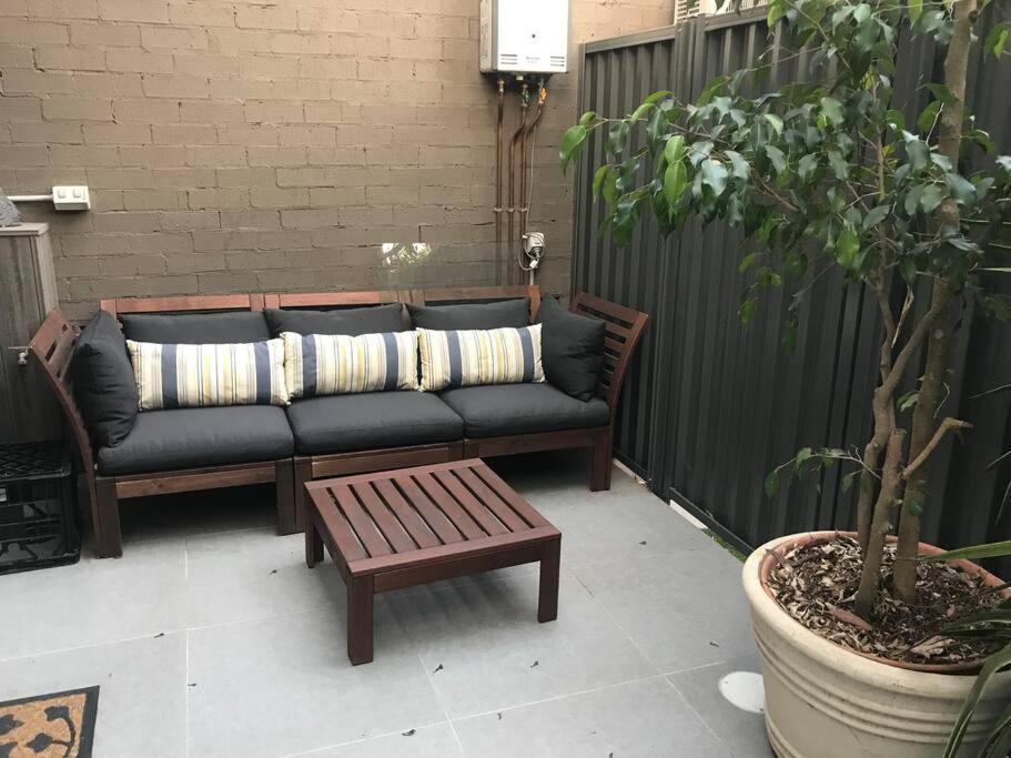 Converted Garage On Foss - King Bed Guest house 2*