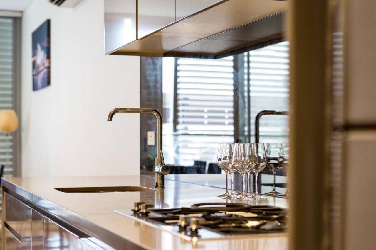 Sleek Chinatown Pad In The Heart Of The Cbd Apartment *