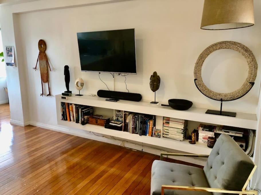 Artistic, Spacious And Comfortable 1 Bedroom Apartment *