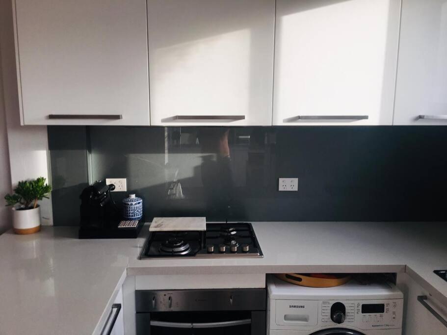 Apartment Artistic, Spacious And Comfortable 1 Bedroom