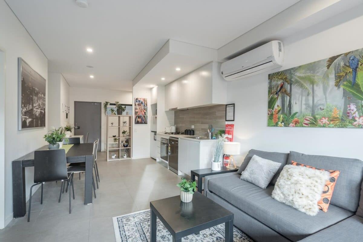Apartment King Bed Study Homebush Sleeps 5 *