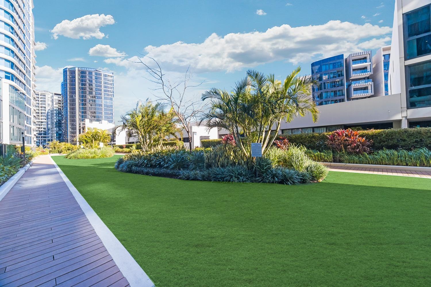 Lumiere Waterside Oasis - Views, Parking, Ease *