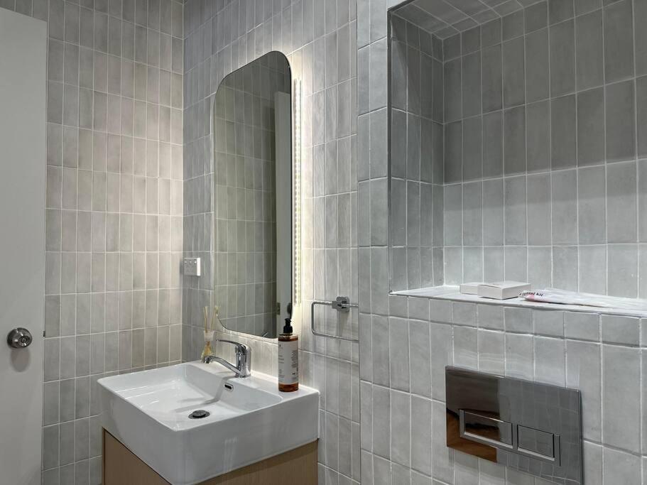 Cbd Newly Renovated Large Terrace Apartment