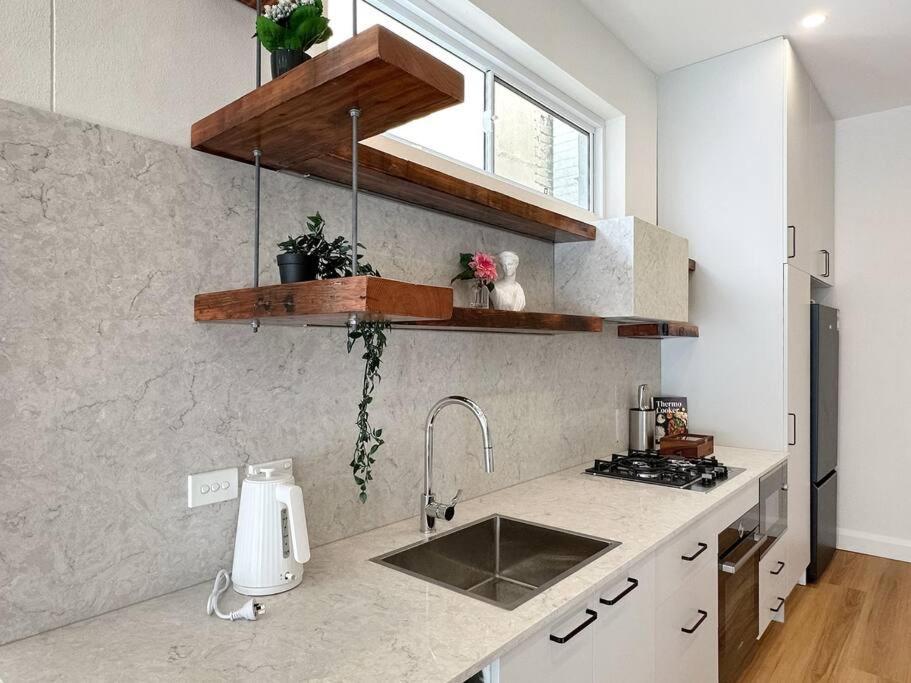 Cbd Newly Renovated Large Terrace Apartment Sydney
