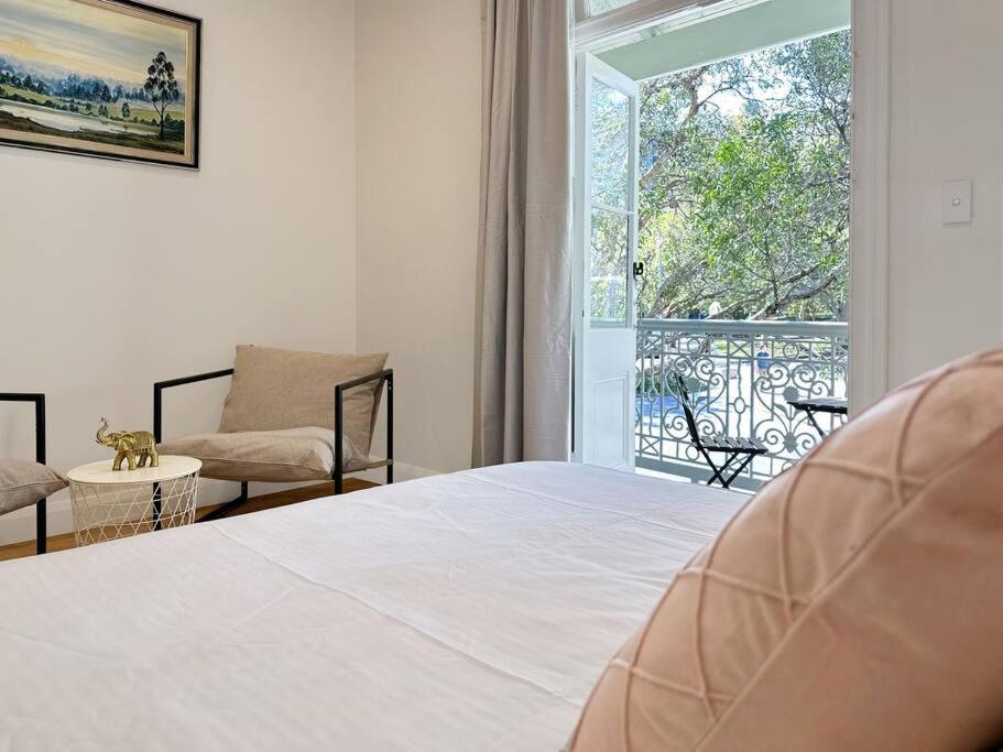 Cbd Newly Renovated Large Terrace Apartment Sydney
