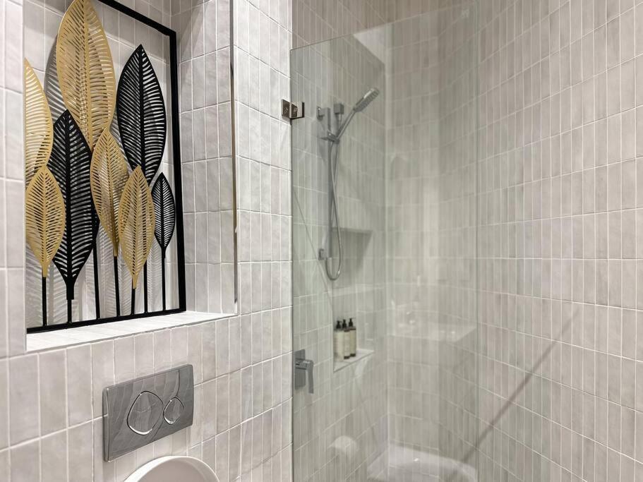 Cbd Newly Renovated Large Terrace Apartment Sydney