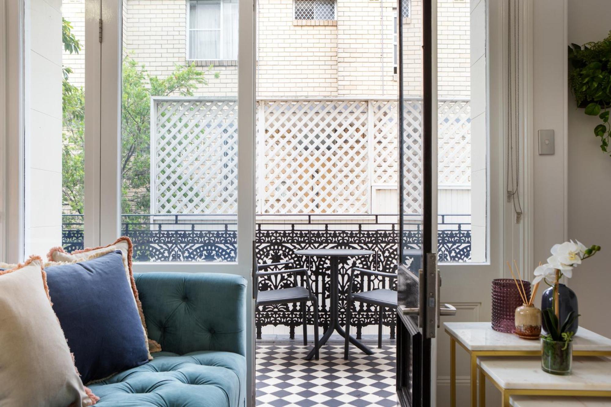 Intimate With Balcony In Glebe * Sydney