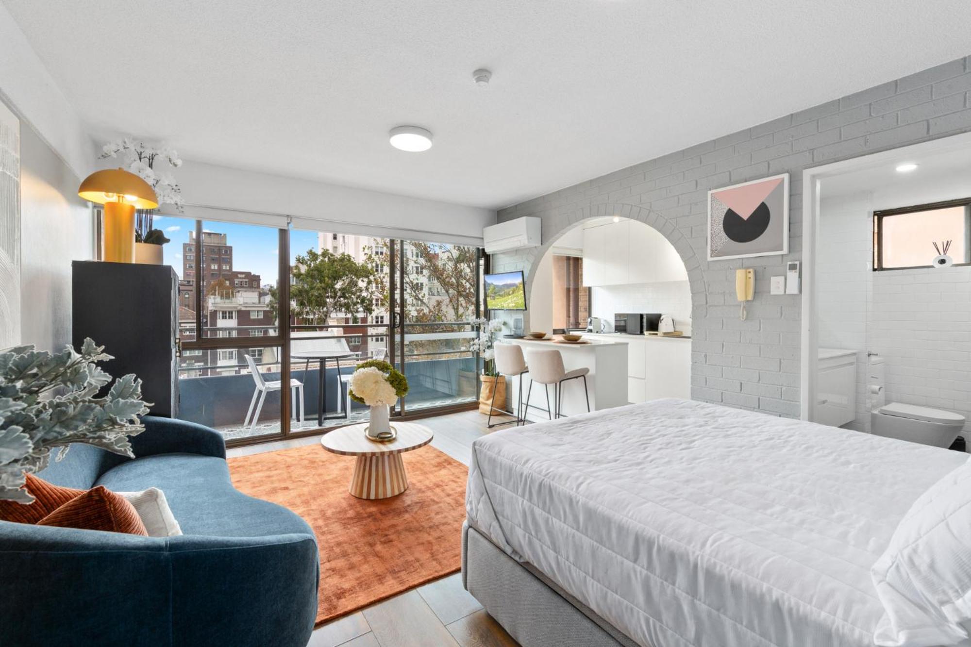 Chic With Pool Overlooking The * Sydney