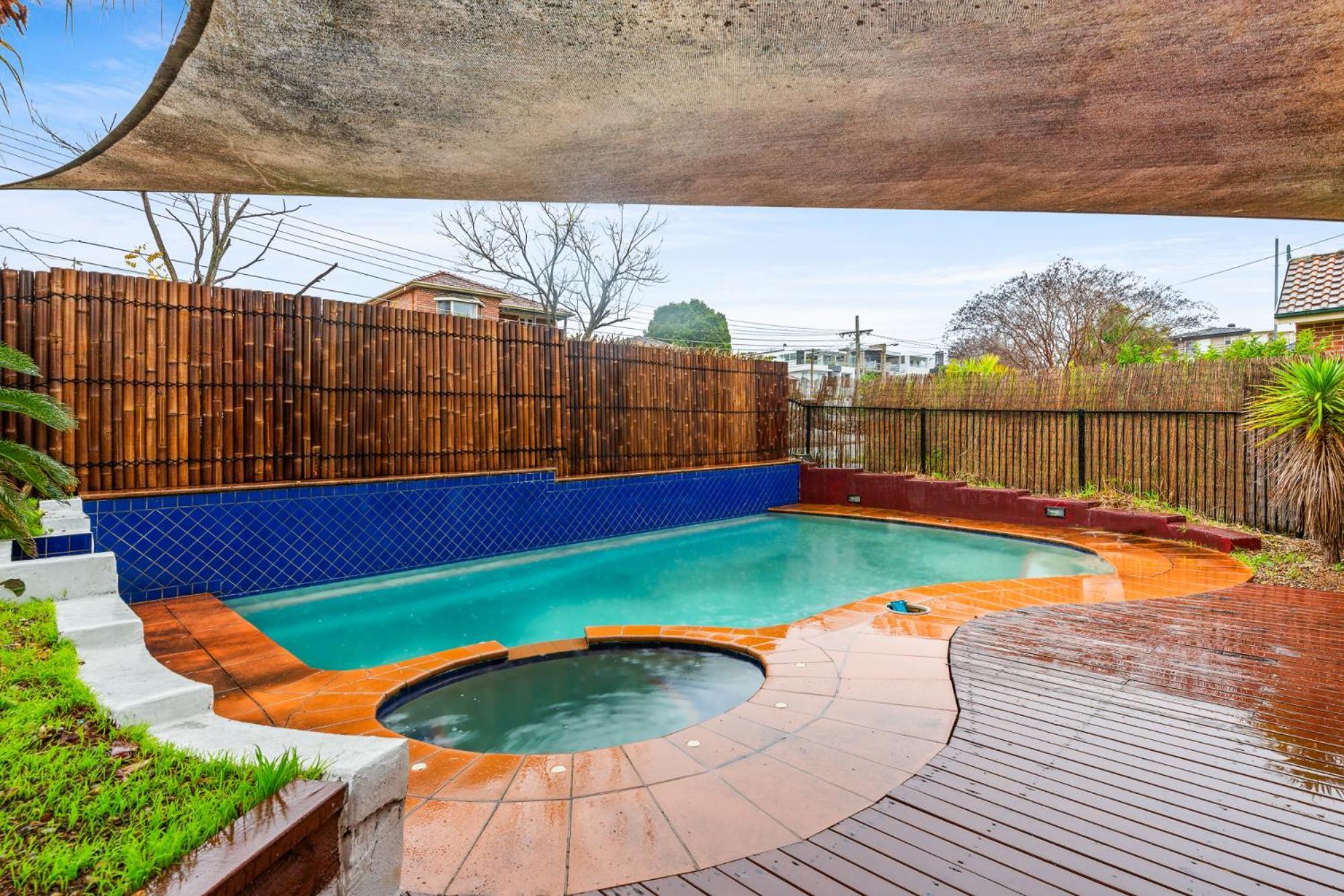 Holiday home Modern 3-bed With Pool & Water Views By