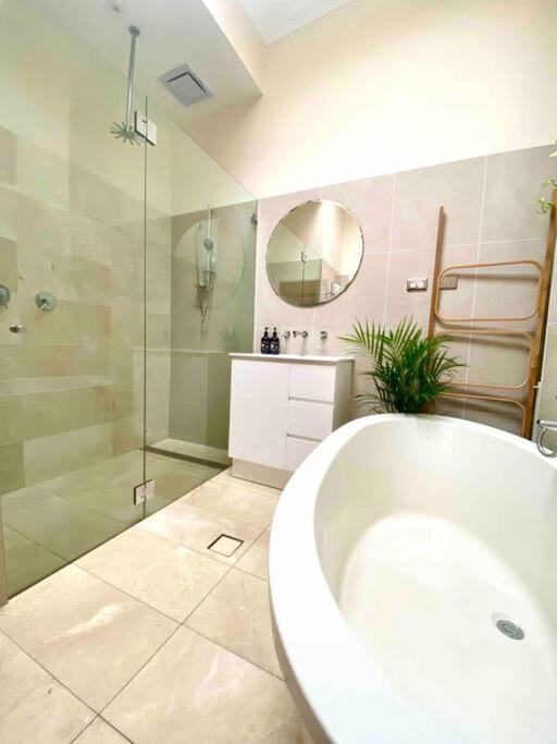Immaculate 3 Bed - Close To Everything! * Sydney