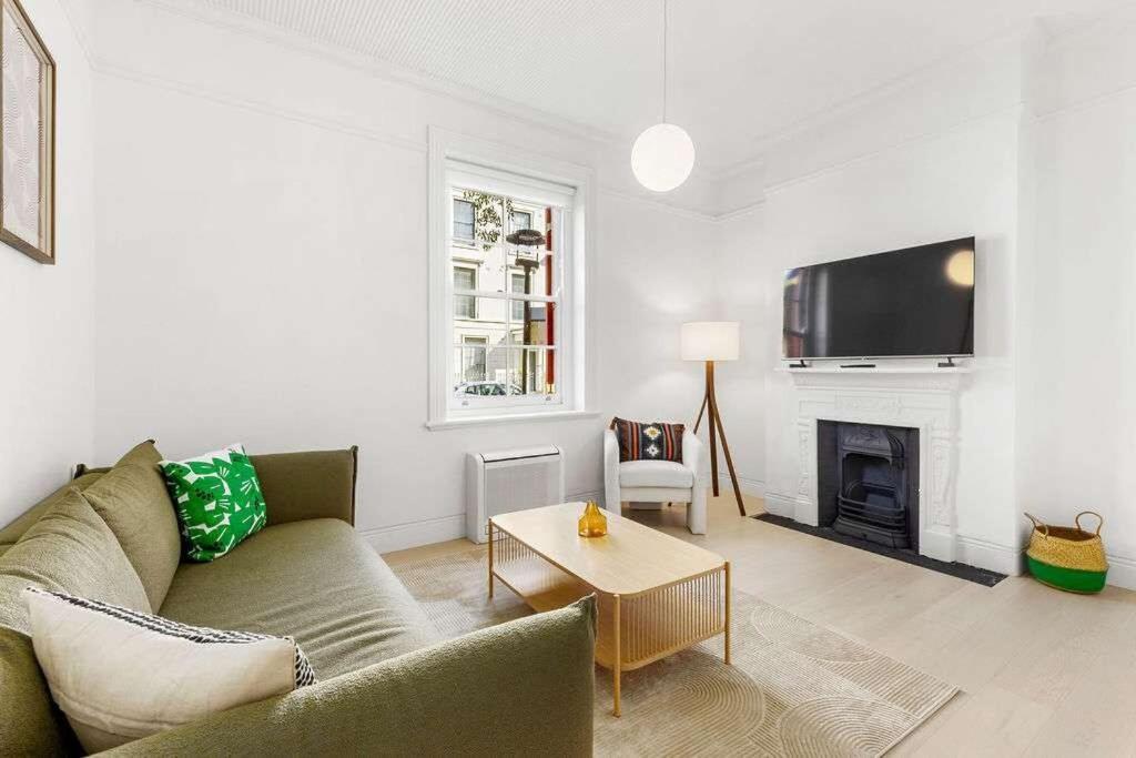 Ground-floor Retreat In Dawes Point Apartment Sydney