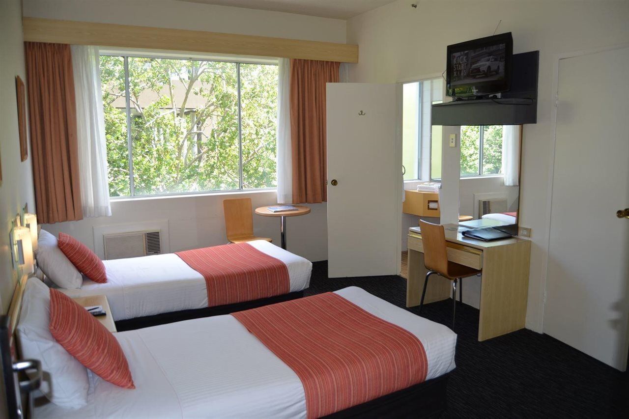 Devere Sydney