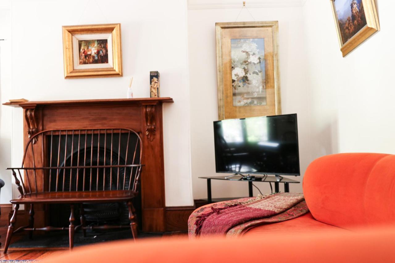 Discover The Rocks - Unique Classical Apartment *