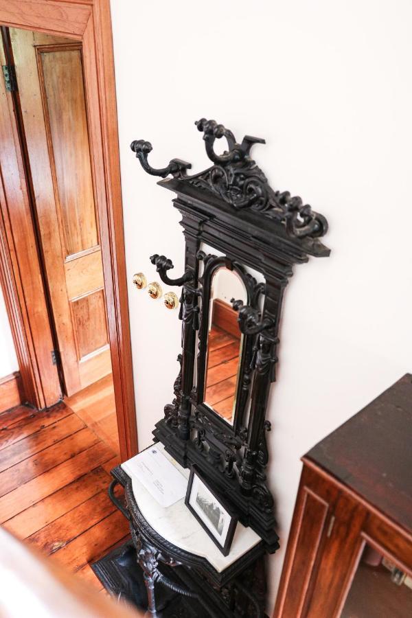 Discover The Rocks - Unique Classical Apartment *