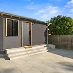 Spacious 1 Bedroom Guest House With Free Parking