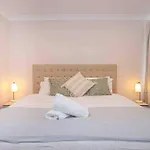 Luxury Retreat Home - 4Bed House W/Parking - Mins From Cbd