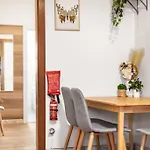 Premier Queen Room - Private - Prime Spot
