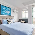 Urban Sky Terrace In The Vibrant Heart Of Sydney