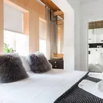 Designer Darlinghurst Studio With Rooftop Views