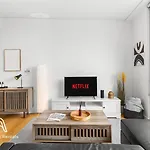 Central Stylish 1 Bedroom With Balcony And Air-Con