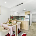 Sky-City Apt 3 Min To Train & Shopping& Everything