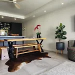 Contemporary Harbourside Apartment