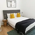 Beautiful Queen Room 1Min Walk To Station With 60Inch Tv