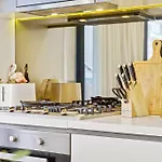 Stunning 2 Bedroom Apt At Waterloo