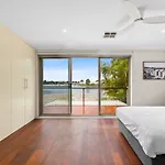 Modern 3-Bed With Pool & Water Views By Beach