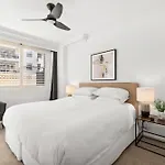 Modern 2-Bed With Pools, Gym, Tennis Court & Sauna