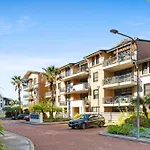 Modern 2-Bed With Pools, Gym, Tennis Court & Sauna