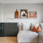 Aquarius - Luxe Inner City Abode