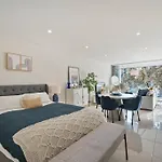 Stylish & Modern Beach Pad - Balcony Ac Bbq Lift