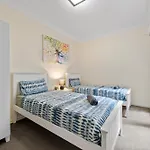 Ideally Located 3 Bedroom With Parking & Central & Darling Harbour-10 Mins Walk