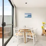 Sleek 2-Bed Apt Metres To Beach