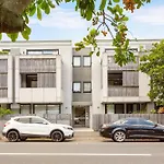 Sleek 2-Bed Apt Metres To Beach