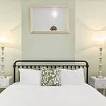 Eclectic Artist Escape In The Heart Of Enmore