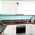 Central Sydney Apartment With Pool, Sauna And Gym!