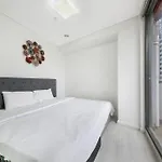 Cozy 2 Bedroom 6 Minutes To Train Station With Parking
