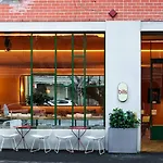 Modern Studio Retreat In Crown St With Aircon