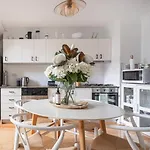 Loft Style Apartment In The Heart Of Surry Hills