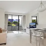 Amazing City Apartment With 25M Pool, Sauna, Spa & Gym