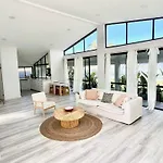 Amazing Ocean Villa Close To Natural Rock Pools