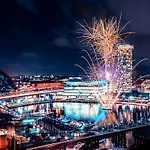 Luxury Apartment With 3 Rooms, 3 Bathrooms, And 2 Parking Spaces At Darling Harbour & Convention Center In Sydney