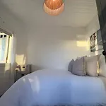 Sydney Harbourfront Boathouse And Studio Escape